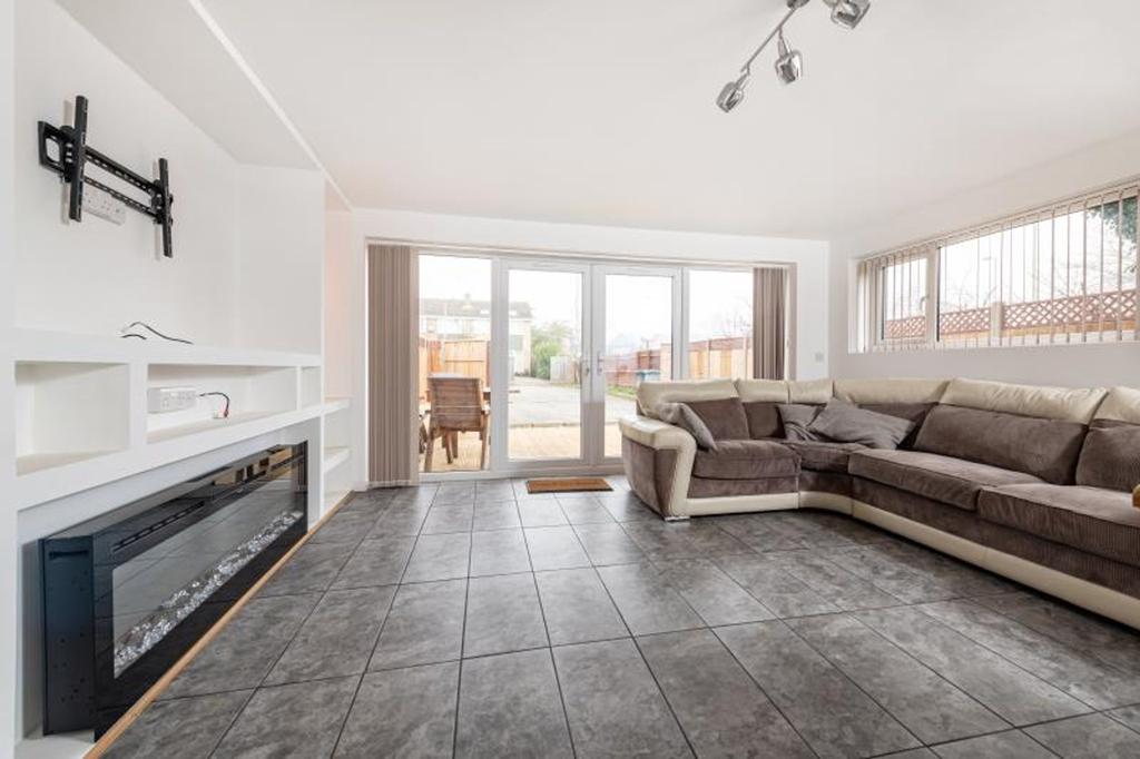Colwell Drive, Witney, OX28 3 bed terraced house £345,000