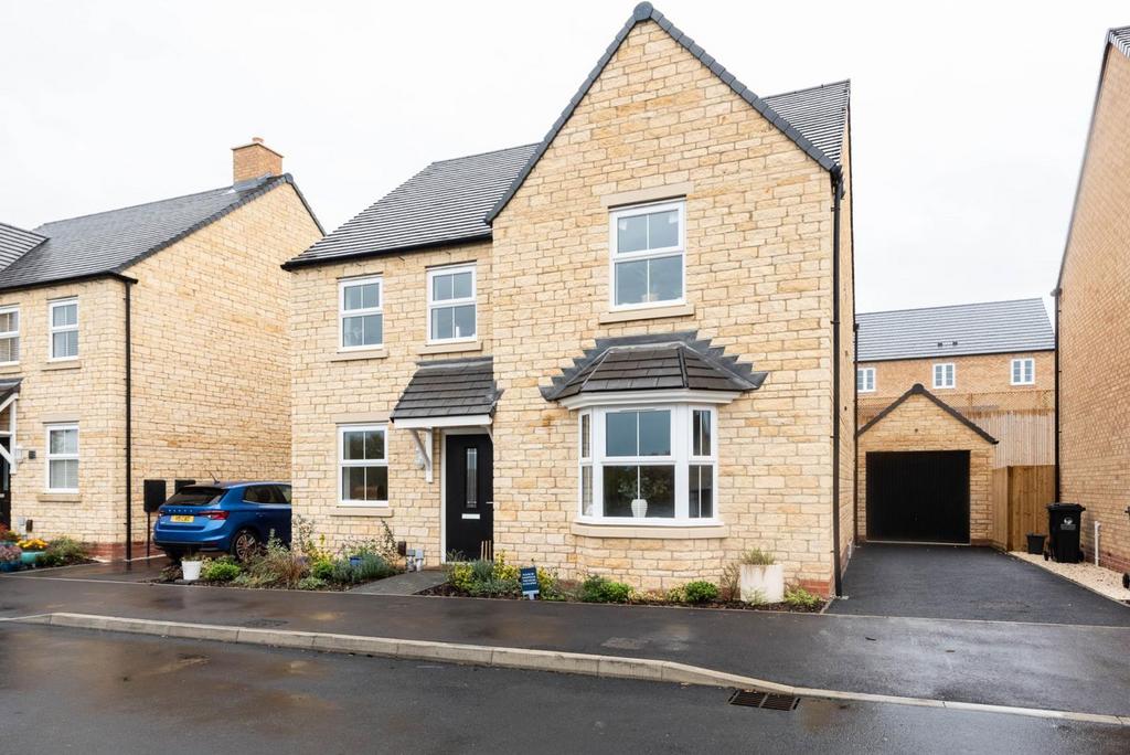 Heron Drive, Witney, OX28 4 bed detached house for sale £600,000