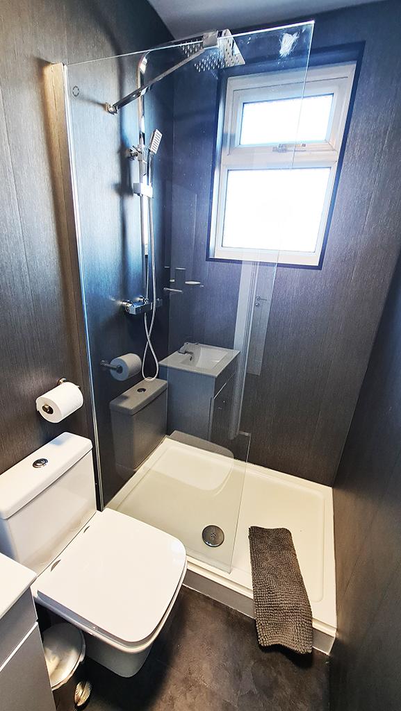 Room 2 En-suite 2.1