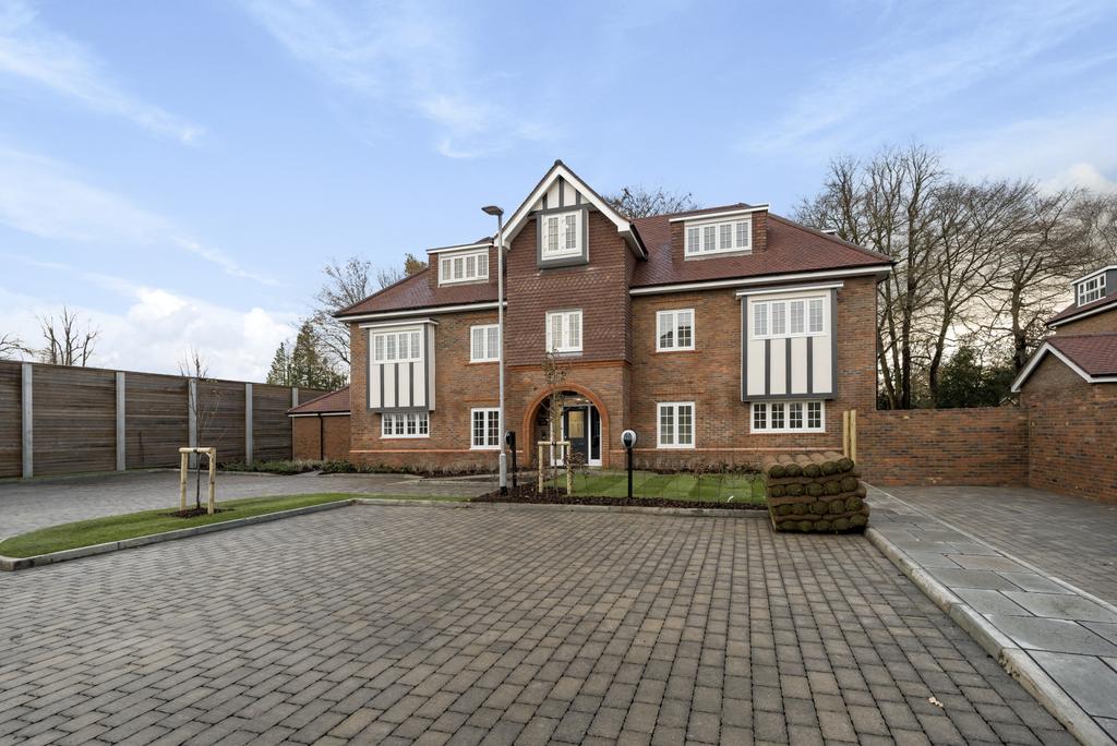 Albright Gardens, WaltonOnThames, KT12 2 bed apartment £1,900 pcm (£438 pw)
