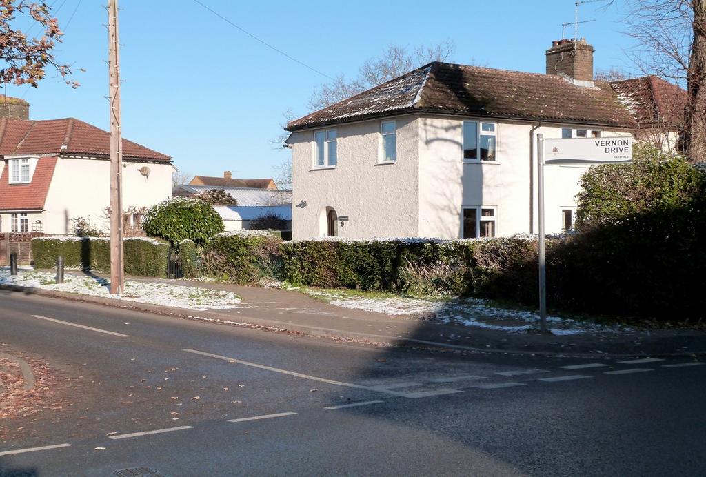Northwood Road, Harefield, UB9 3 bed semidetached house £475,000