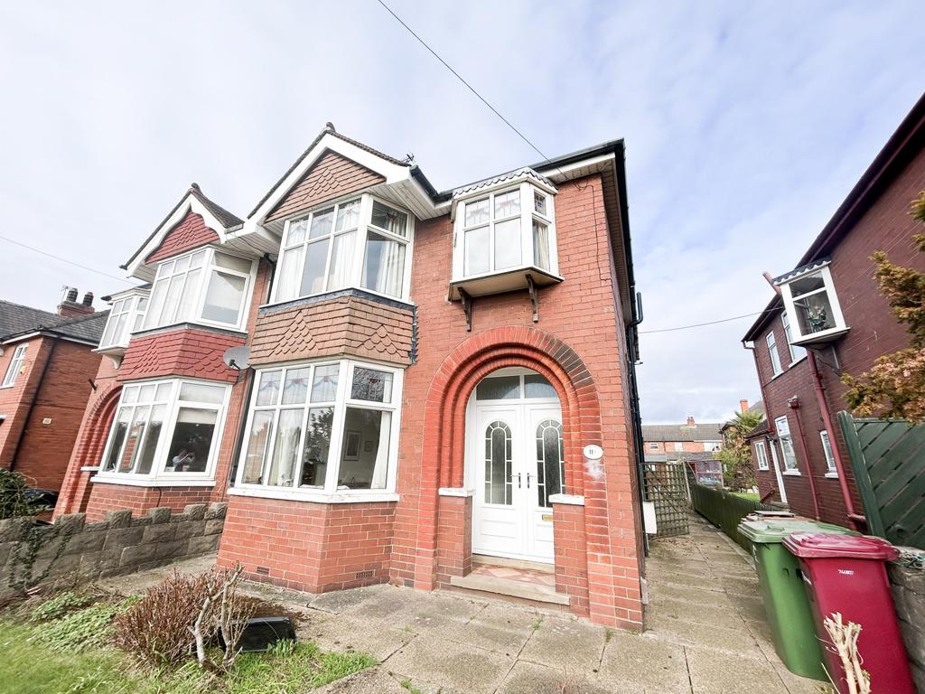 Doncaster Road, DN15 3 bed semidetached house for sale £159,000