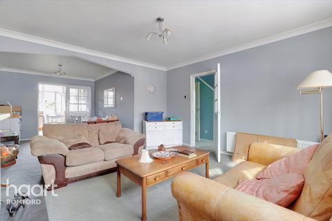 54 Garry Way, Romford, RM1 4YX