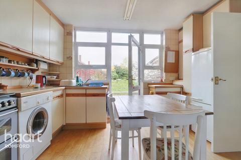 54 Garry Way, Romford, RM1 4YX