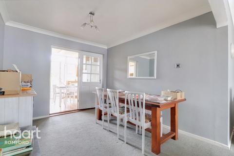 54 Garry Way, Romford, RM1 4YX