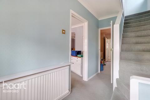 54 Garry Way, Romford, RM1 4YX