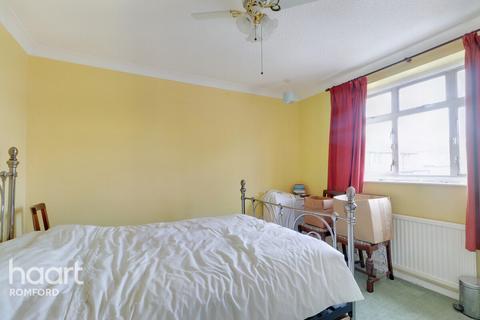 54 Garry Way, Romford, RM1 4YX