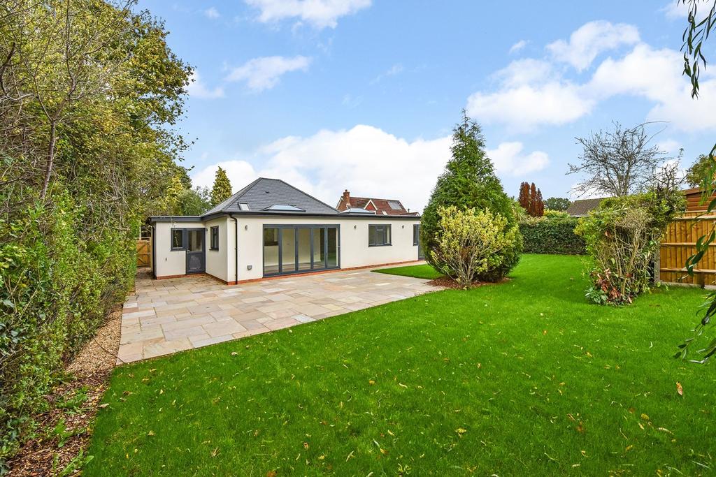 Pooks Green, Marchwood, Southampton, SO40 4 bed bungalow for sale £