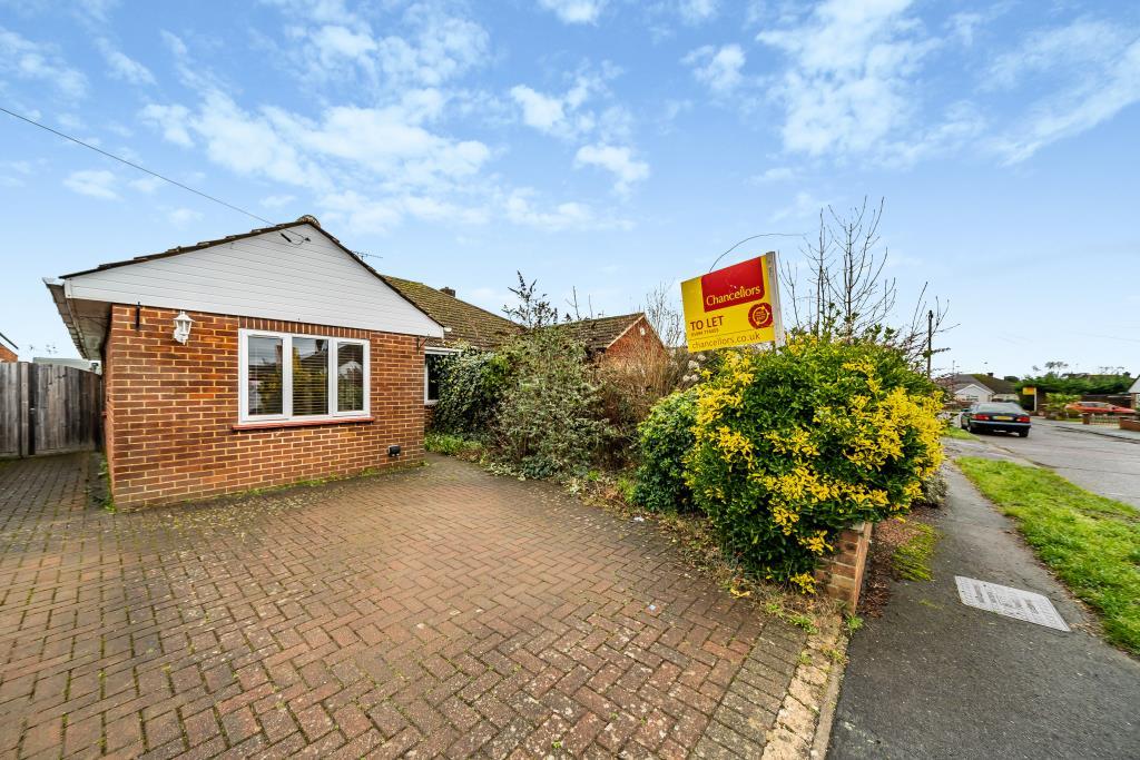 Rose Drive, Chesham, HP5 3 bed semidetached bungalow £1,500 pcm (£