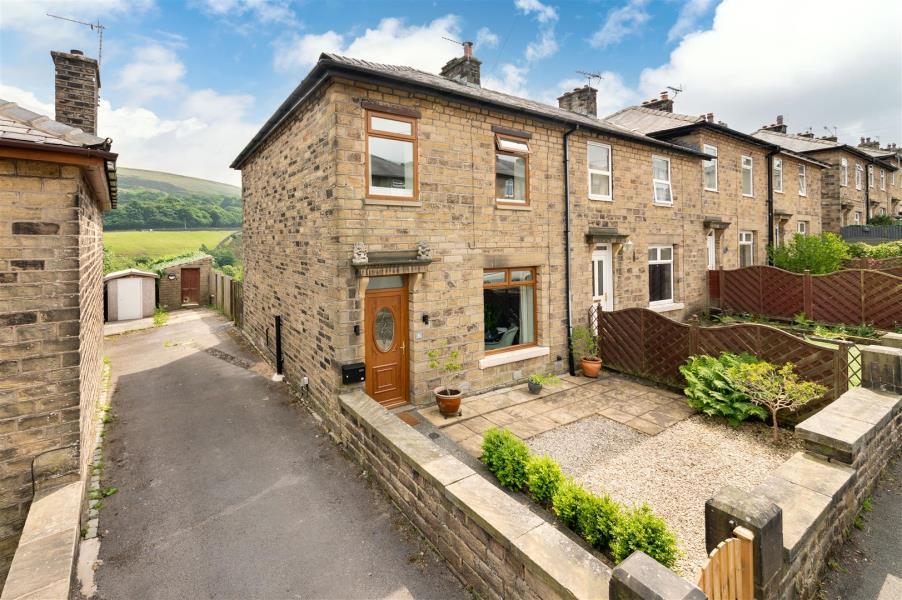 Mount Road, Marsden, Huddersfield, HD7 6HW 3 bed terraced house £900