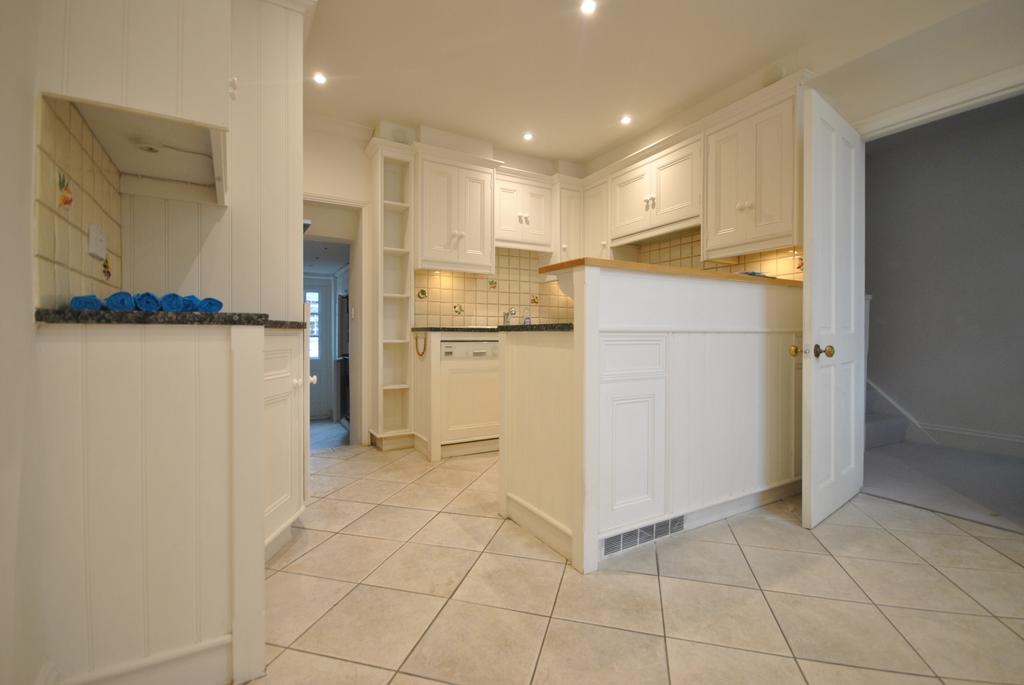 Bell Street, Shaftesbury, Dorset, SP7 6 bed townhouse £2,500 pcm (£