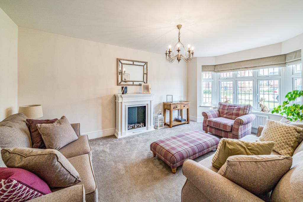 Buckthorn Mews, Weston Turville, HP22 4 bed detached house £2,600 pcm