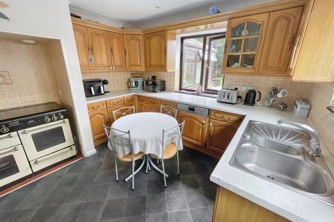 3 bedroom detached house for sale, Castle Lane West