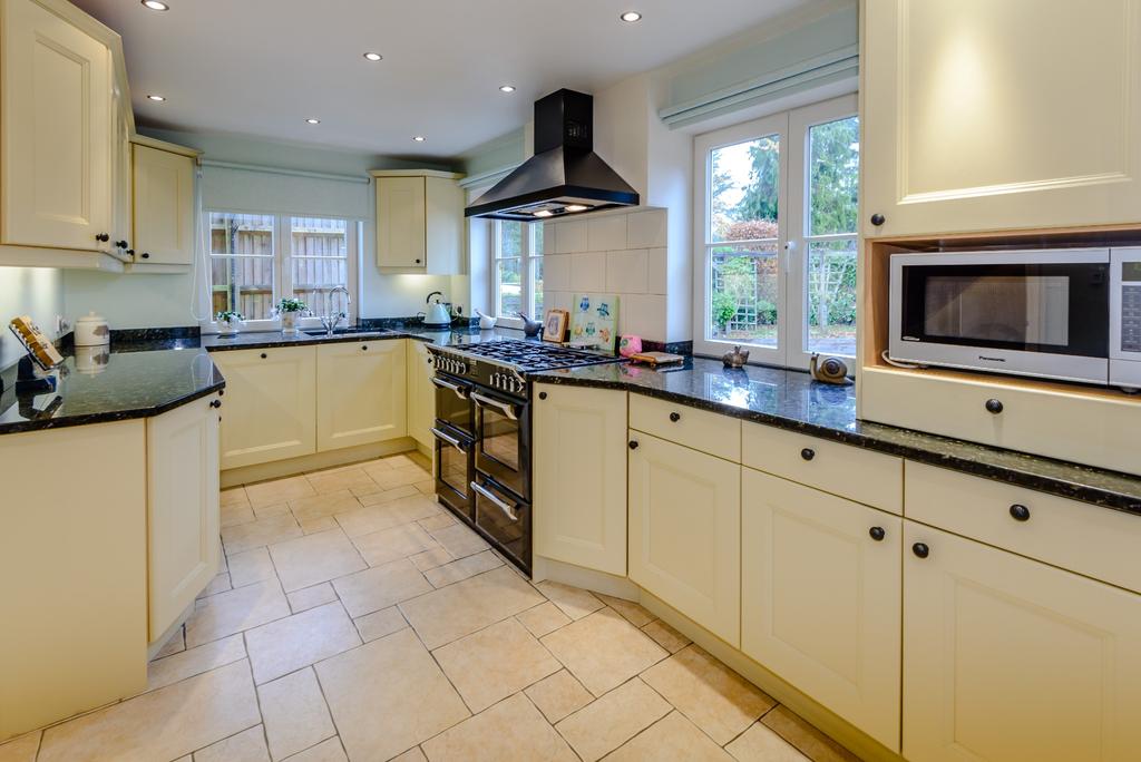 Shire Lane, Chorleywood, WD3 3 bed detached house £1,225,000