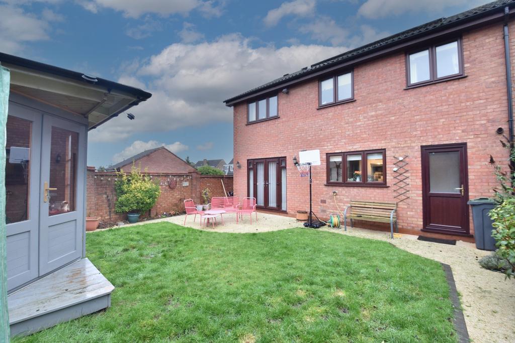 Edgewood Drive, Luton, Bedfordshire... 4 bed detached house £465,000