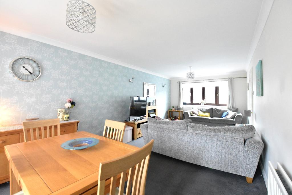Edgewood Drive, Luton, Bedfordshire... 4 bed detached house £465,000
