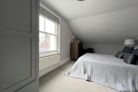 2 bedroom property to rent, The Pantiles, Tunbridge Wells