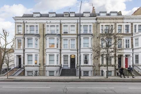 Studio to rent, Warwick Road, Earls Court, London  SW5