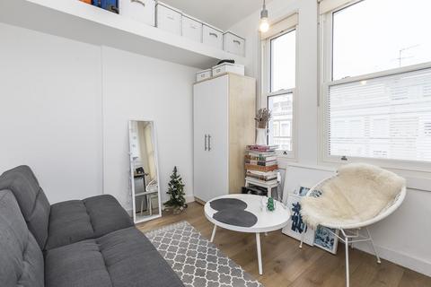 Studio to rent, Warwick Road, Earls Court, London  SW5