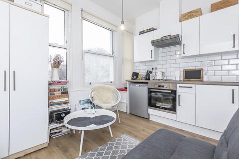 Studio to rent, Warwick Road, Earls Court, London  SW5