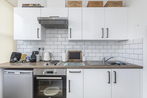 Studio to rent, Warwick Road, Earls Court, London  SW5