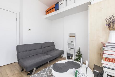 Studio to rent, Warwick Road, Earls Court, London  SW5