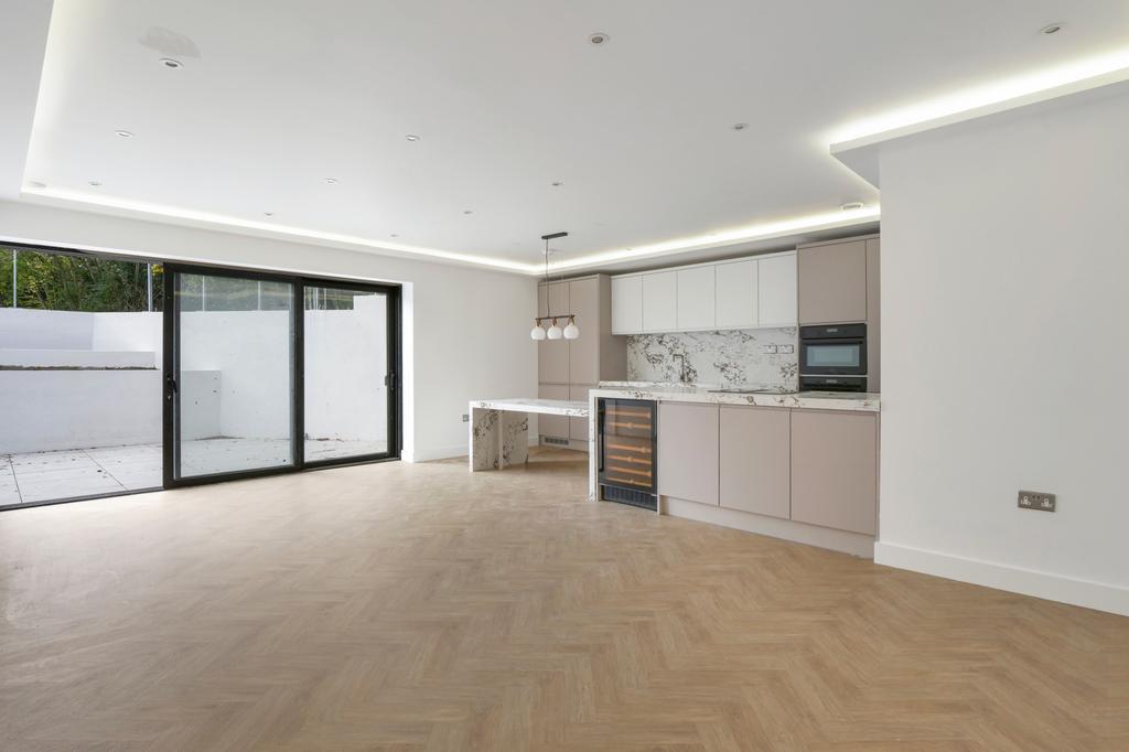 The Ridge Way, South Croydon, Surrey... 4 bed duplex £2,700 pcm (£623 pw)