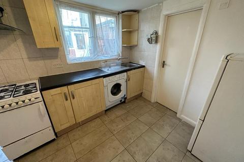 Studio to rent, St. Leonards Gardens, Hounslow, Greater London, TW5