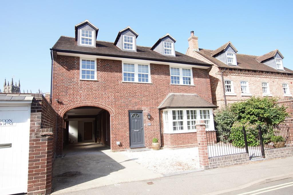 Castle Lane, Warwick 4 bed detached house - £3,500 pcm (£808 pw)