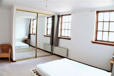 2 bedroom apartment for sale, Queens Reach, Hampton Court.
