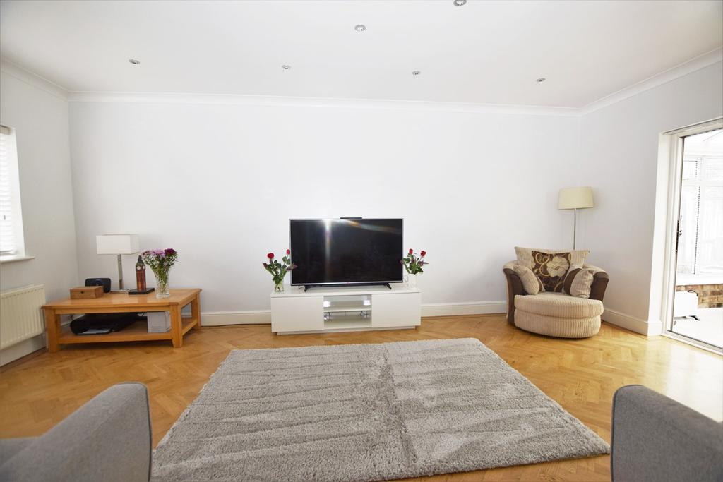 Lampern Crescent, Billericay, CM12 4 bed detached house £825,000