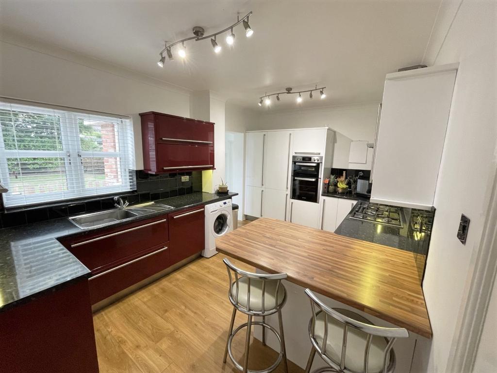 Lampern Crescent, Billericay, CM12 4 bed detached house £825,000