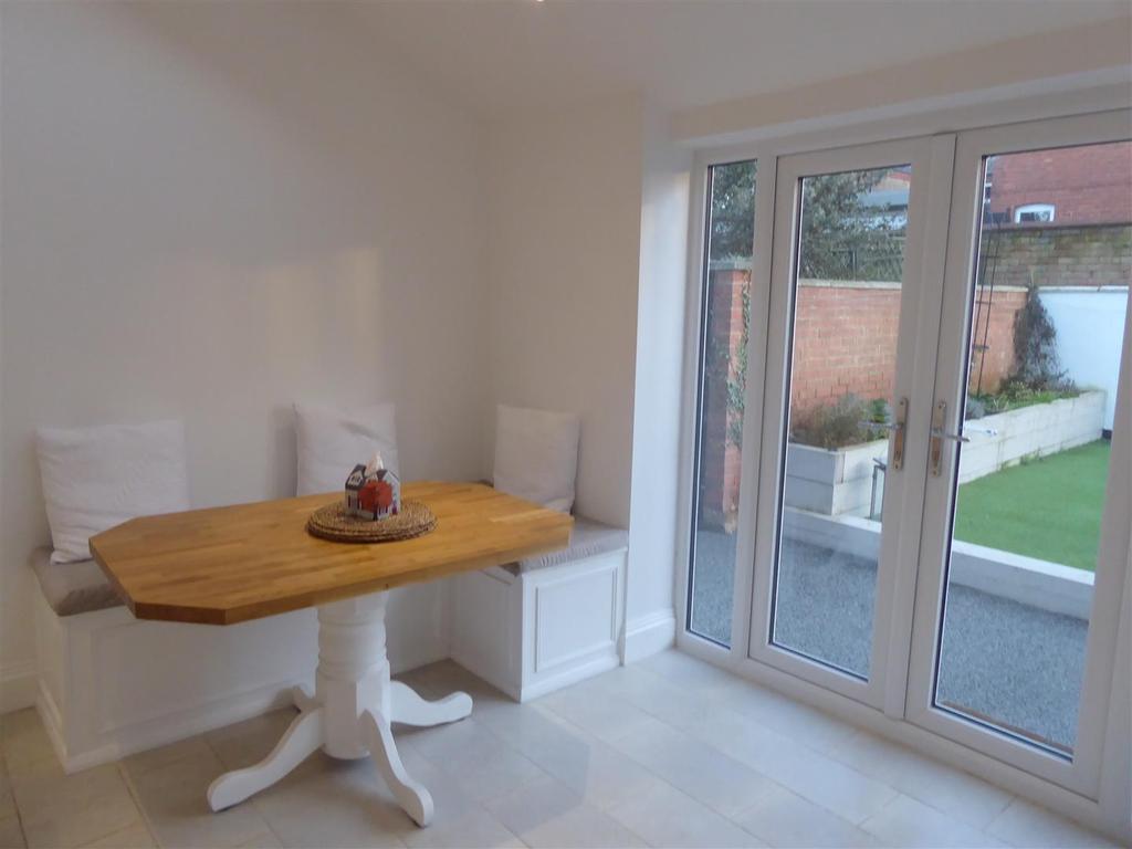 Queens Parade, Cleethorpes 2 bed flat £800 pcm (£185 pw)