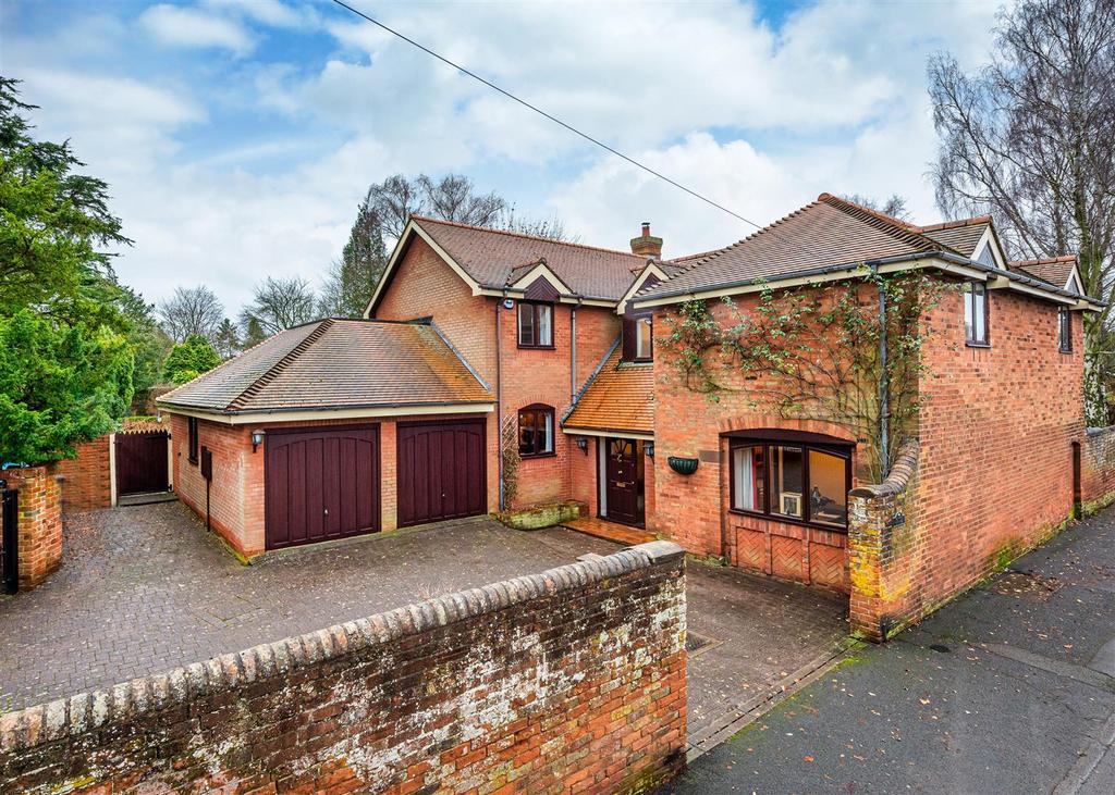 Manor Court, Cross Road, Albrighton, Wolverhampton 5 bed detached house