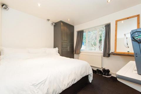 2 bedroom apartment to rent, Mothers Square, Hackney E5