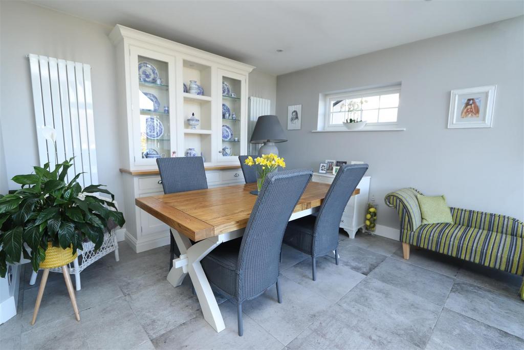 Kitchen/breakfast/family room