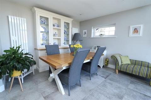 9 Burses Way, Hutton, Brentwood, CM13 2PL