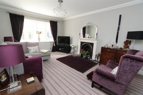 9 Burses Way, Hutton, Brentwood, CM13 2PL
