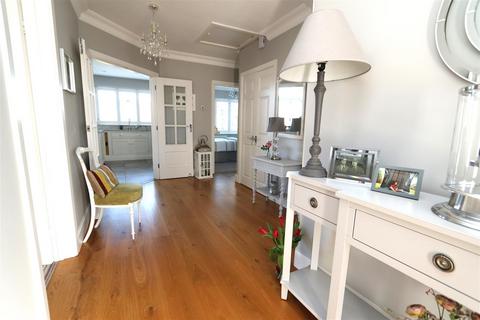 9 Burses Way, Hutton, Brentwood, CM13 2PL