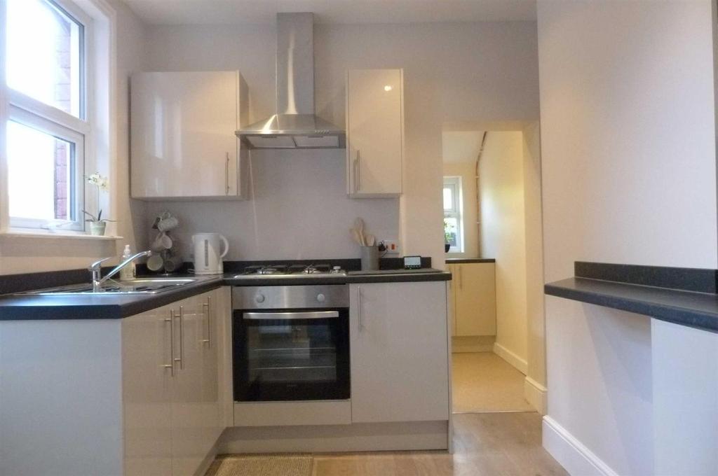 New Road, Gobowen, SY11 3JH 2 bed semidetached house to rent £750 pcm (£173 pw)