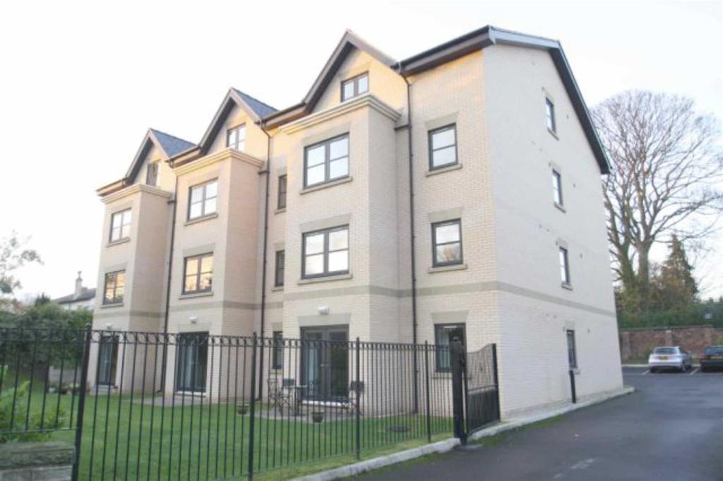 Hawthorn House, Chapel Lane, WILMSLOW 1 bed flat £1,200 pcm (£277 pw)