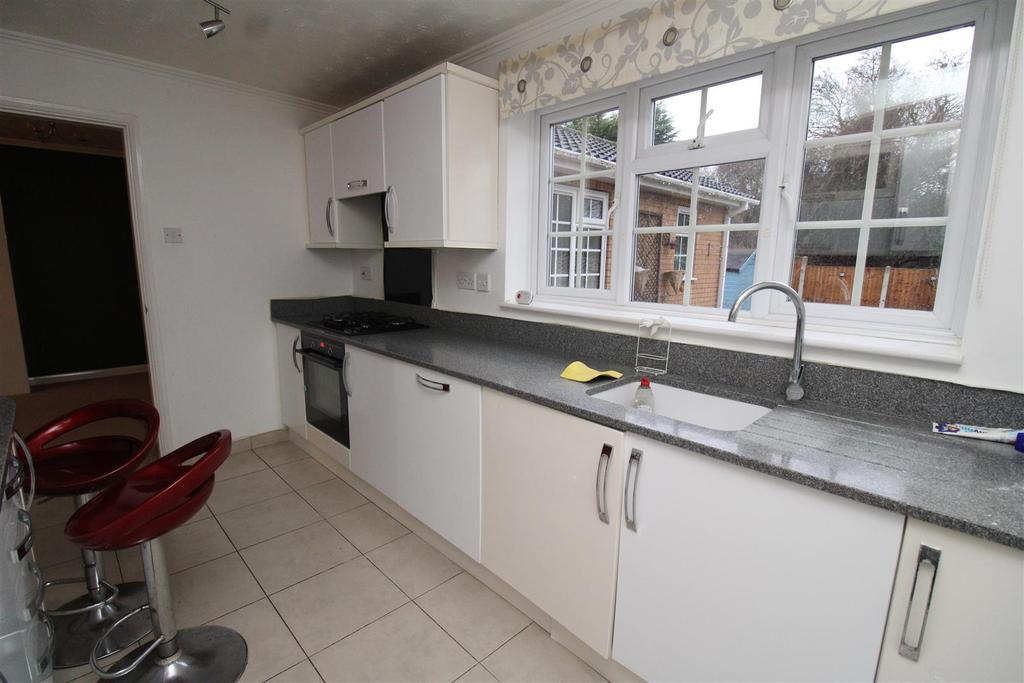 Catherine Close, Peterborough 4 bed detached house £1,295 pcm (£299 pw)