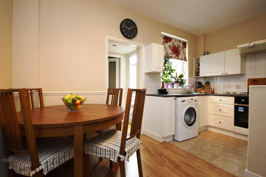 Hervey Park Road, Walthamstow E17 2 bed terraced house £1,695 pcm (£