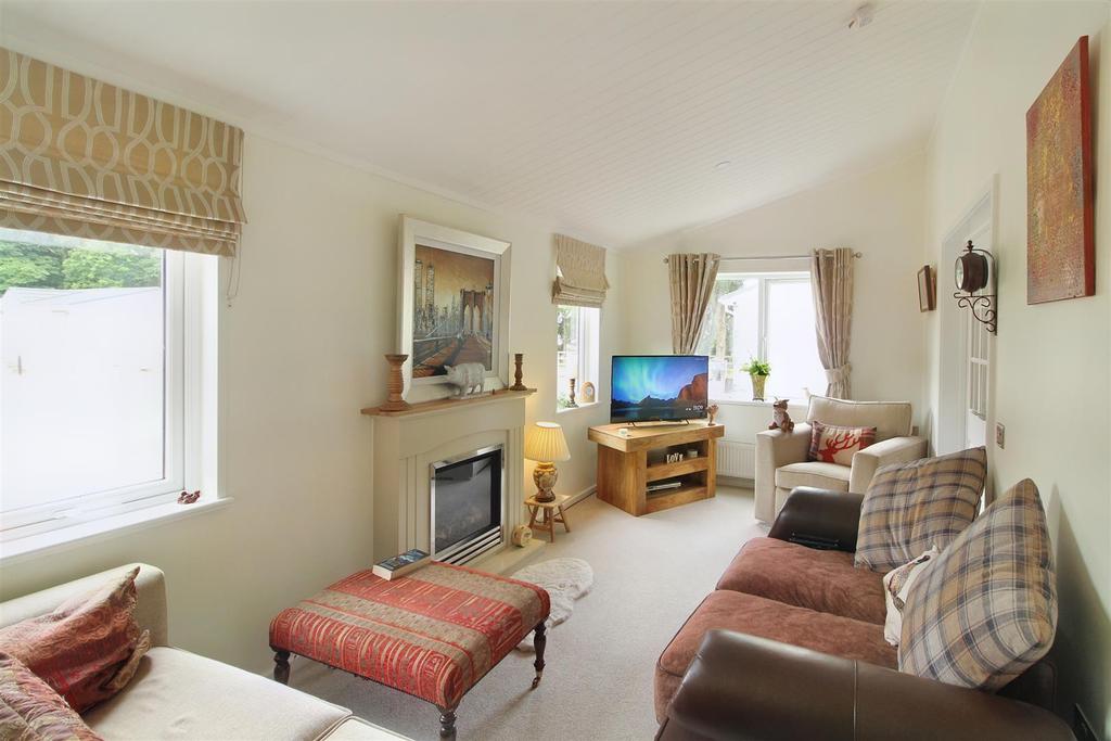 Bank End Lane, Clayton West, Huddersfield HD8 9LJ 2 bed detached