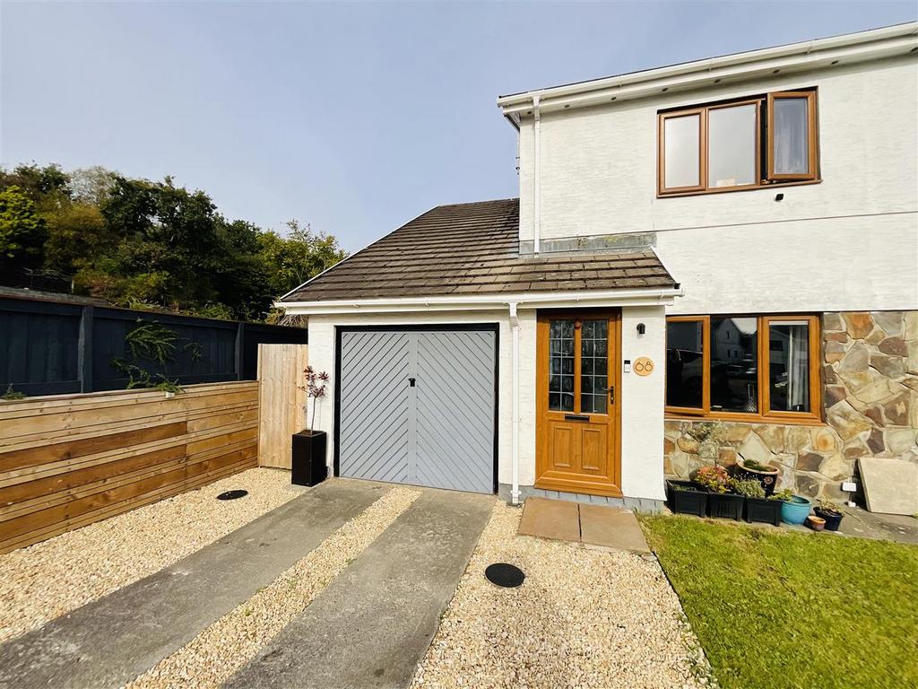 Hendre Park, Llangennech, Llanelli 3 bed semidetached house £210,000