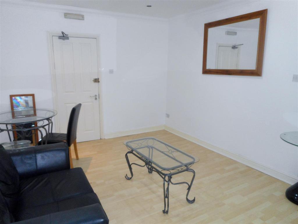 Ninian Road, Cardiff 1 bed flat £700 pcm (£162 pw)
