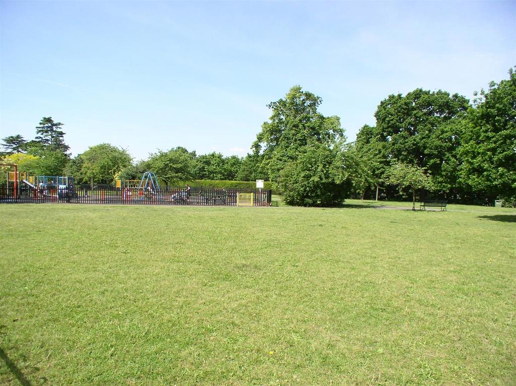 Sullivans Reach, Walton on Thames, Surrey 2 bed terraced house £1,485 pcm (£343 pw)
