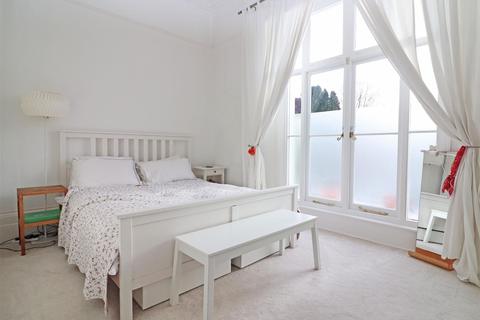 Flat 3a, 12 Cavendish Road, Redhill, RH1 4AE