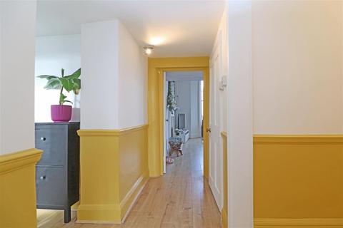 Flat 3a, 12 Cavendish Road, Redhill, RH1 4AE