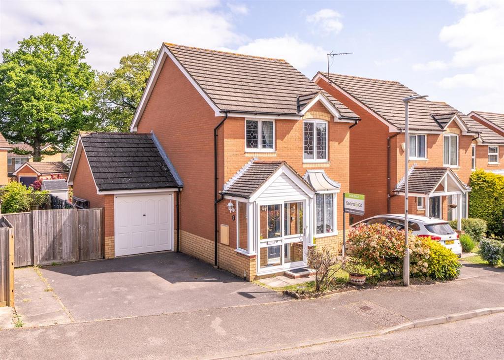Laureate Way, Gadebridge, Hemel Hempstead, Hertfordshire, HP1 3RL 3 bed